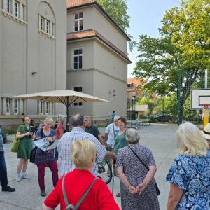 Führung Schulgelände 92. GS am 22.8.2025 FREIRÄUME Dresden